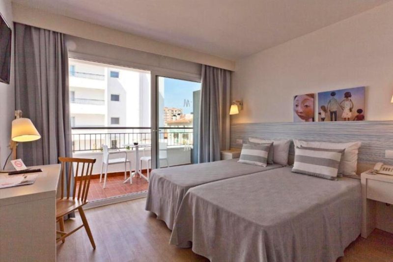 De standaardkamers van Pineda Splash zijn moderne kamers voorzien van airconditioning, WiFi, satelliet-tv, telefoon, kluisje en een koelkastje. De badkamer is uitgerust met een douche, een haardroger en er liggen gratis toiletartikelen voor u klaar. Daarnaast beschikken de standaardkamers over een balkon.