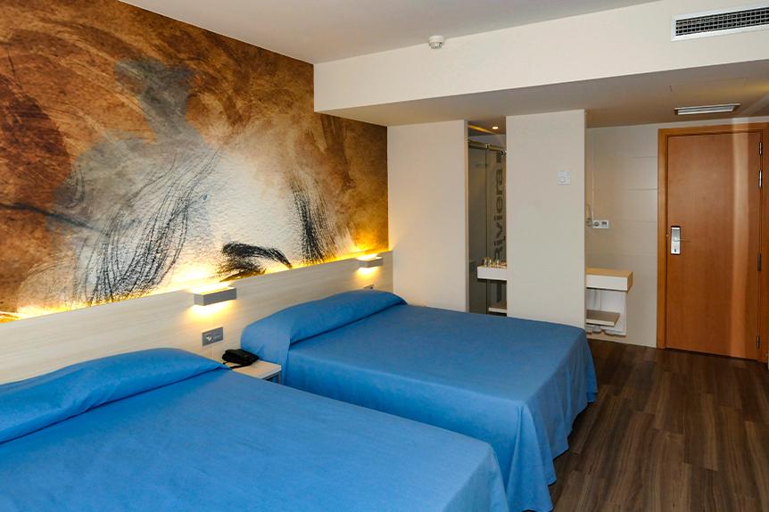 De standaardkamers van hotel Riviera zijn ruime en moderne kamers. Ze zijn voorzien van airconditioning, WiFi, tv, telefoon en een koelkastje. De badkamer is uitgerust met een bad of douche en een haardroger. Daarnaast beschikken de standaardkamers over een balkon. Tegen een toeslag kunt u gebruik maken van een kluisje.