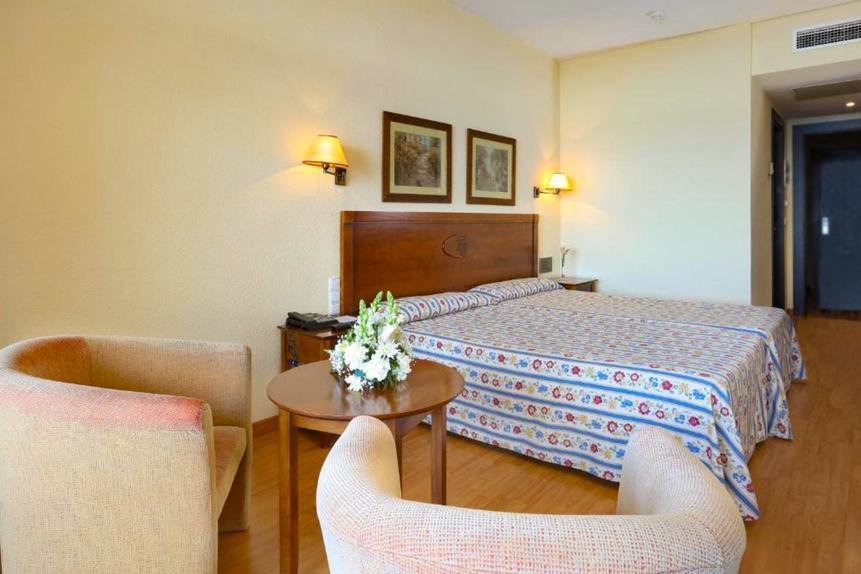 De standaardkamers van Gran Hotel Cervantes zijn ruime kamers. Ze zijn voorzien van airconditioning, minibar, WiFi, TV en tegen betaling kunt u gebruik maken van een kluisje bij de receptie. De badkamer is uitgerust met een bad of een douche, een haardroger en er liggen gratis toiletartikelen voor u klaar. Daarnaast beschikken de standaardkamers over een balkon of een terras.